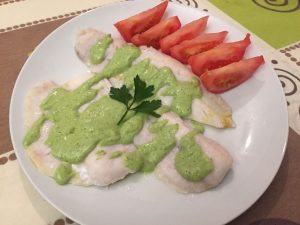 Merluza con salsa de aguacate - Correr&Comer Blog de cocina y running para amantes de la comida y del deporte.