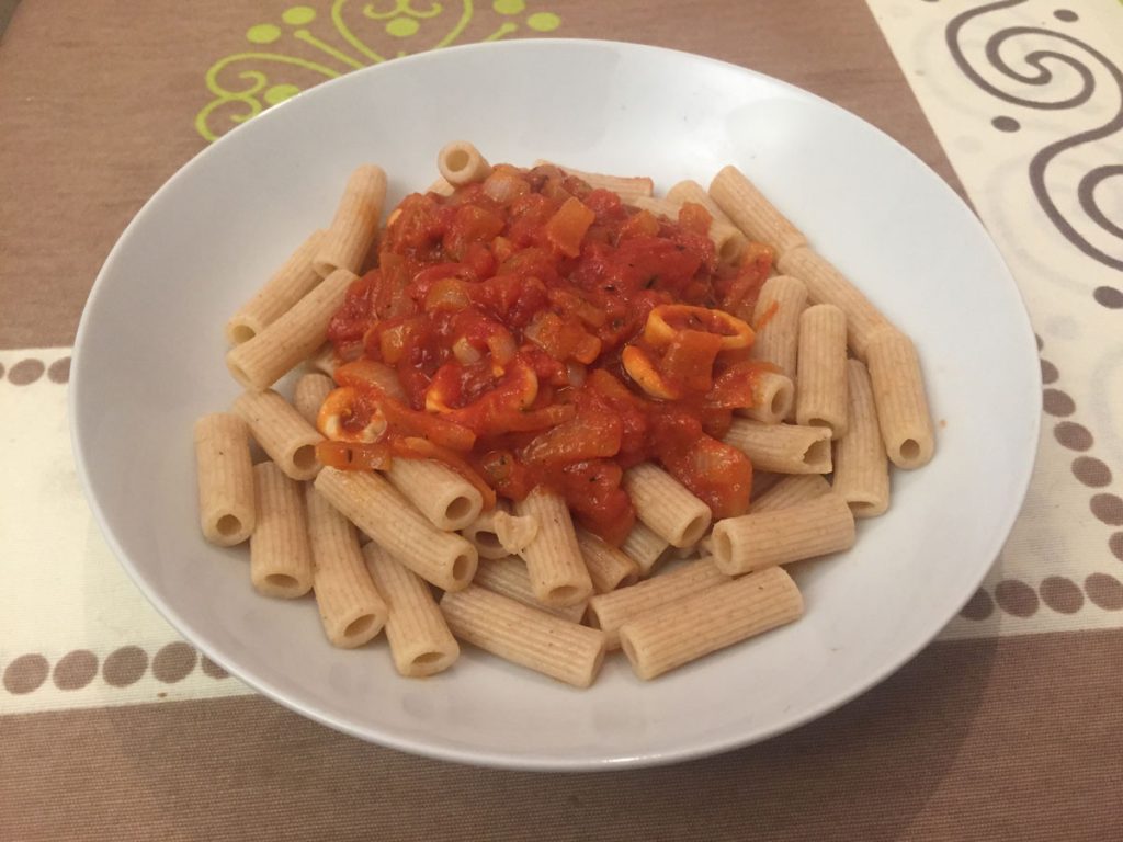 Pasta integral con calamares - Correr&Comer Blog de cocina y running para amantes de la comida y del deporte.