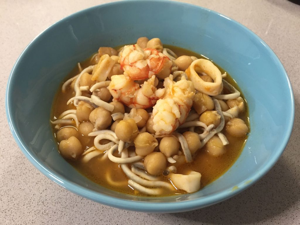 Garbanzos con gulas y gambones